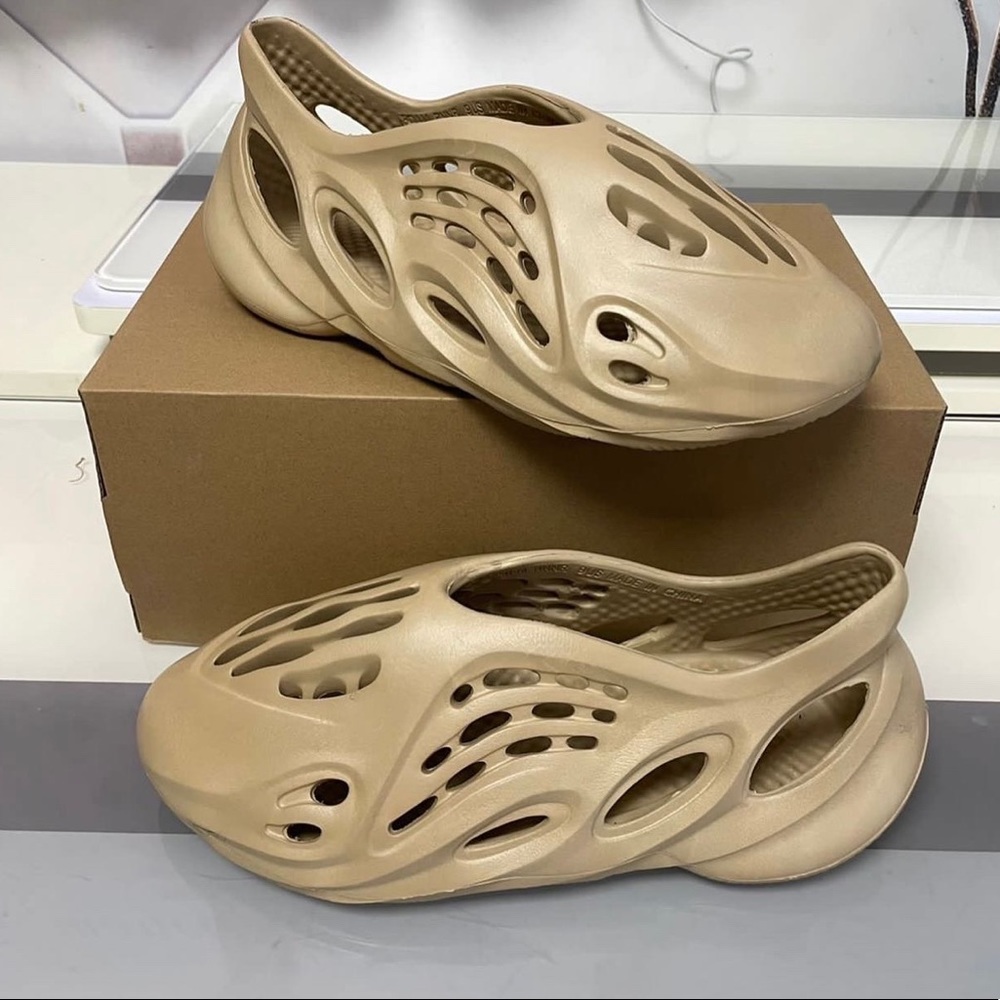 Yeezy foam RNNR ochre